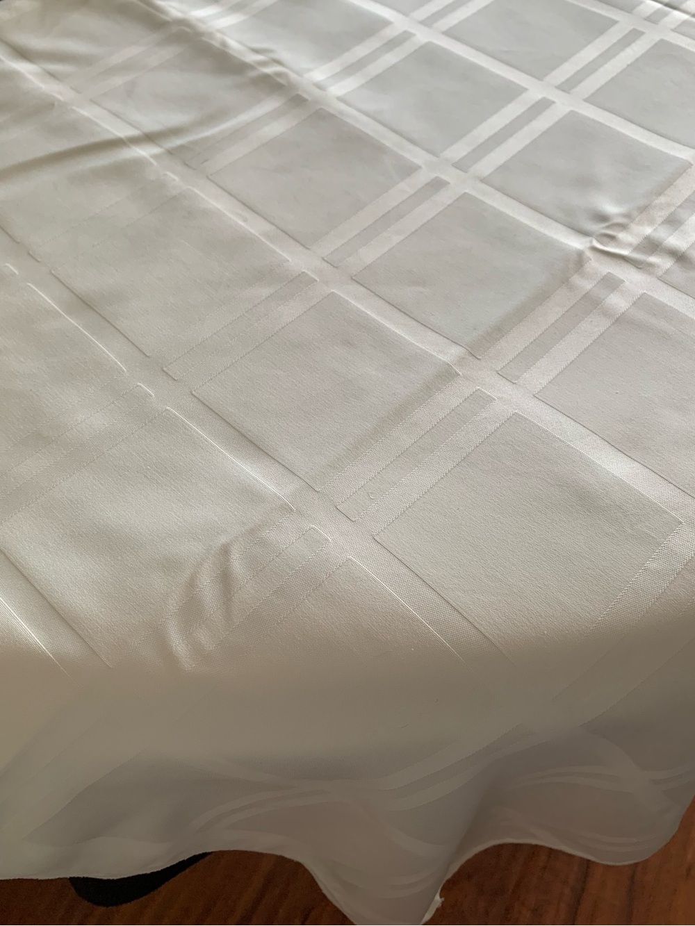 Elegant Cream Check Pattern Tablecloth like new 100”X 60”
